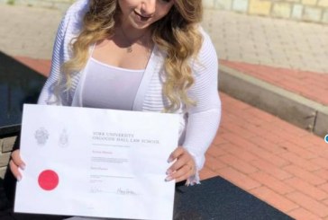 Arnisa Morina Kthehet nga Kanadaja si avokate, vajza e heroit viziton babain tek varri dhe ia tregon diplomën!