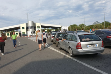Kosovarët ia mësyjnë Ulqinit, kolona deri në 1 kilometër