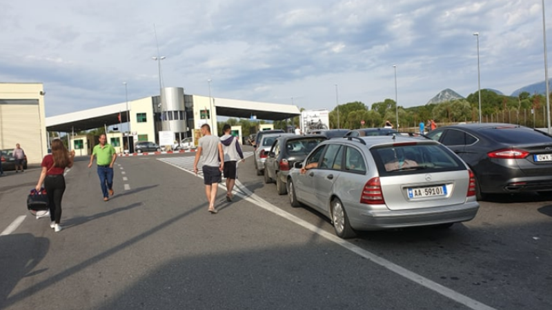 Kosovarët ia mësyjnë Ulqinit, kolona deri në 1 kilometër