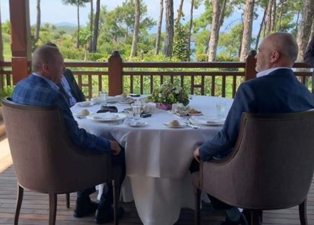 Erdogani pret Ramën në rezidencën e tij verore