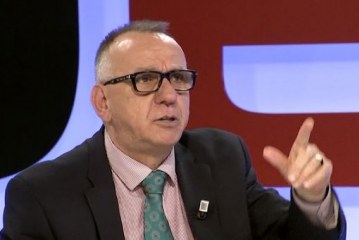 Hasani: Të japësh dorëheqje të parevokueshme e të vazhdosh si kryeministër në dorëheqje, s’lejon as ligji i gravitetit, le me ligjet tjera