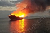 Flakët përfshijnë anijen turistike në Karaburun