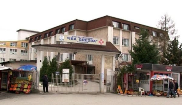 Spitali i Gjakovës pezullon operacionet për një javë