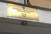I humbasin dokumentet, vjehrri në Pejë akuzon renë dhe e kërcënon me thikë, “Unë të çkyej”