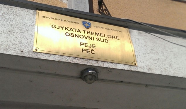 I humbasin dokumentet, vjehrri në Pejë akuzon renë dhe e kërcënon me thikë, “Unë të çkyej”