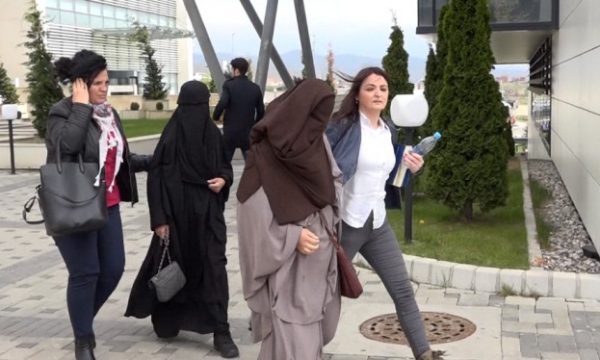 Lirohen nga arresti shtëpiak 4 gra të kthyera nga Siria