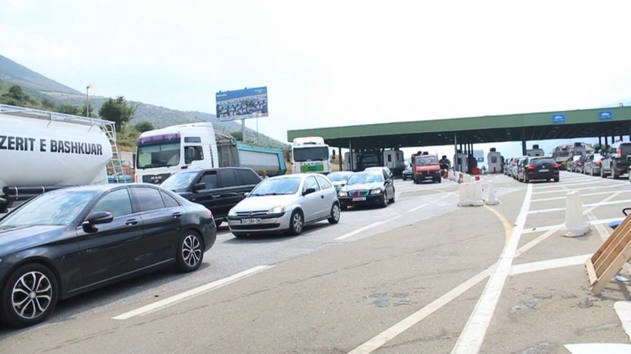 Bashkëtadhetarët po vijnë, ja sa kohë po presin në pikat kufitare!