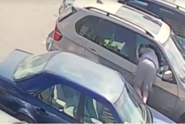 U filmua teksa theu xhamin dhe vodhi çantën në Prizren, policia kap hajnin