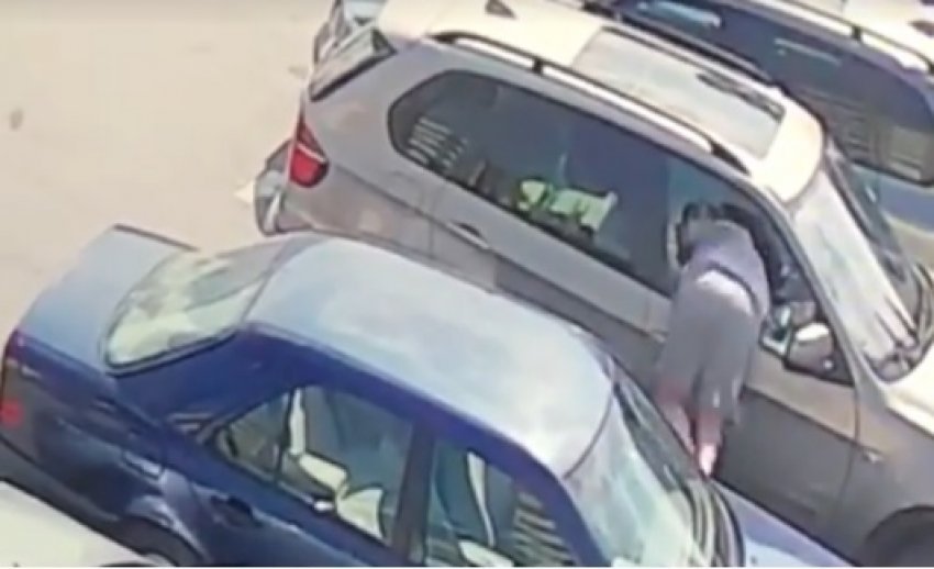 U filmua teksa theu xhamin dhe vodhi çantën në Prizren, policia kap hajnin