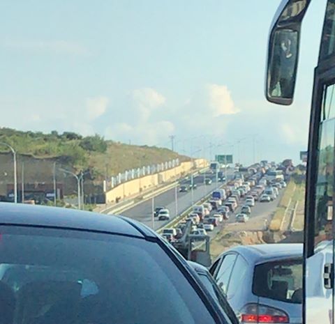 Aksident trafiku në Veternik, përfshihen një autobus dhe dy vetura
