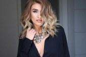 Yllka Kuqi shfaqet seksi me fustan të zi