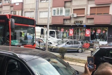 Momenti kur kamioni goditi 9 vetura njërën pas tjetrës ( Video )