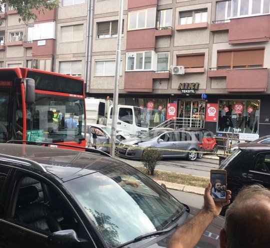 Momenti kur kamioni goditi 9 vetura njërën pas tjetrës ( Video )