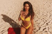 Deçanasja,”kallë” spanjollët me bikini në plazh