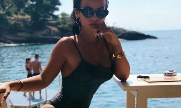 Rina Balaj e bën akoma më ‘nxehtë’ me imazhin në bikini