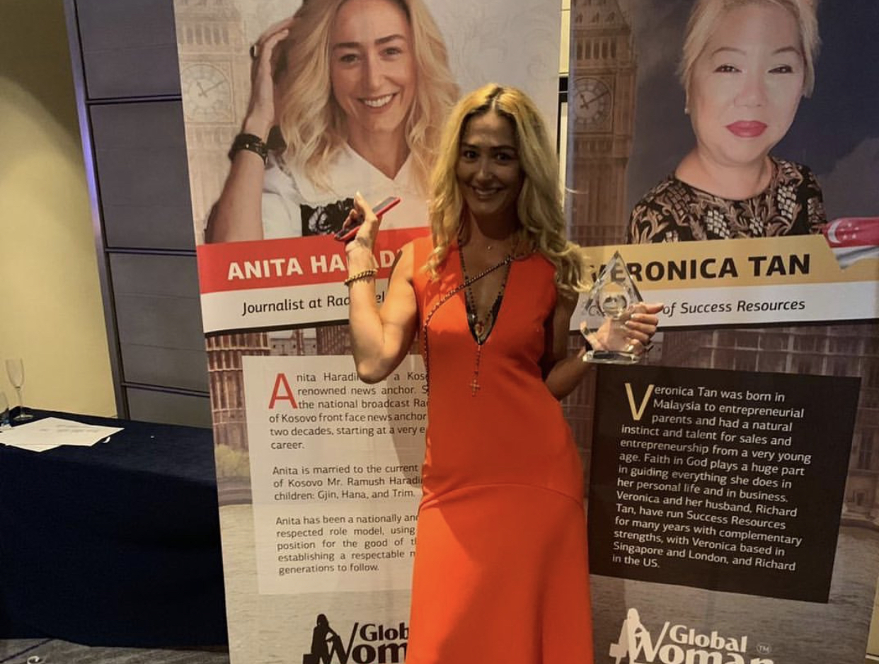 Anita Haradinaj, i rregullon flokët te deputeti