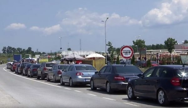 Vazhdojnë pritjet dhe kolonat e gjata në Merdare e te Dheu i Bardhë