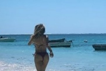 Tuna provokon rëndë me bikini tanga nga pushimet në vendin përrallor