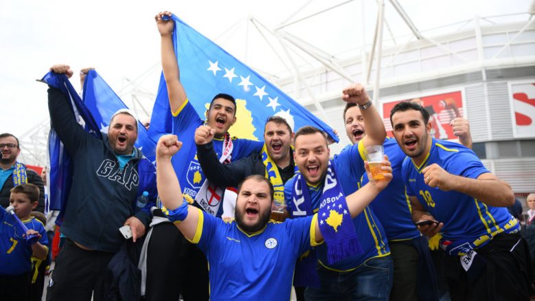 Baneri i “Dardanëve” që nuk u lejua të futej mbrëmë në stadium kishte një mesazh të madh