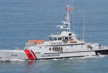 Një mjet lundrues përplaset brenda shpellës në Karaburun, shpëtohen në kohë 4 personat në bord