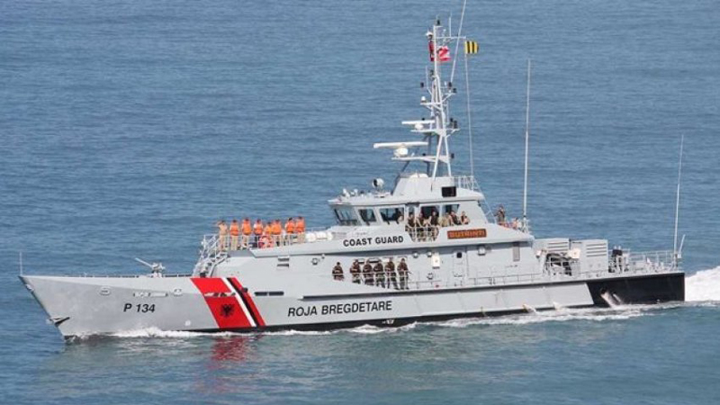 Një mjet lundrues përplaset brenda shpellës në Karaburun, shpëtohen në kohë 4 personat në bord