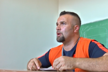 Vrau ushtarin rus, Faton Hajrizi i rikthehet shkollës pas 20 vjetëve