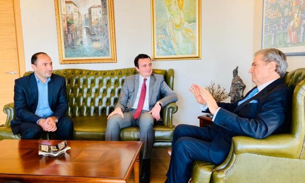 Berisha pret në zyrë Albin Kurtin