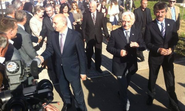 Eqa s’rri rehat, ia kujton Isa Mustafës me një dokument postin e Ministrit pas heqjes së autonomisë