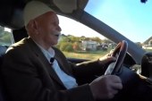 Njihuni me migjen 92 vjeçar i cili vozitë mercedes (FOTO)