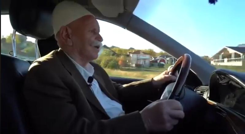 Njihuni me migjen 92 vjeçar i cili vozitë mercedes (FOTO)