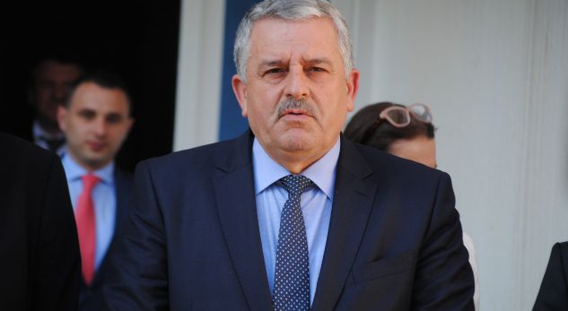 Xhelal Sveçla tha se Vetëvendosje nuk lëshon për Ministrinë e Drejtësisë dhe atë të Brendshme, vjen reagimi i Agim Veliut