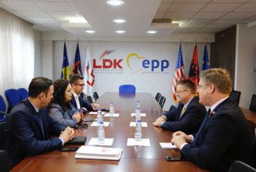 Ambasadori britanik takohet me zyrtarët e LDK-së