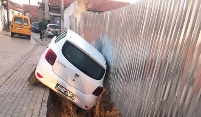 Prishtinë/ Banorët zgjohen në mëngjes, i gjejnë makinat në gropë