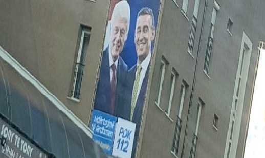 Vendoset billbordi gjigant Veseli me Klintonin