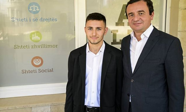 Kurti ia tregon dhëmbët Ramiz Kelmendit, e takon punëtorin që e larguan politikisht nga puna