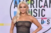 Bebe Rexha vishet në kostum të zi dhe nxjerr në pah gjoksin