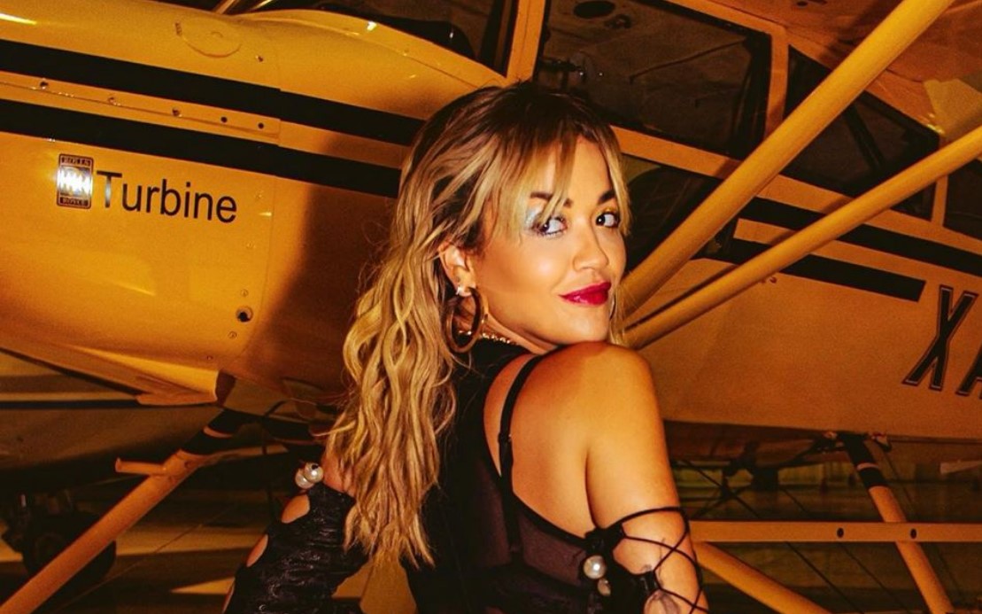 Rita Ora paralajmëron koncertet në Amerikë me poza atraktive