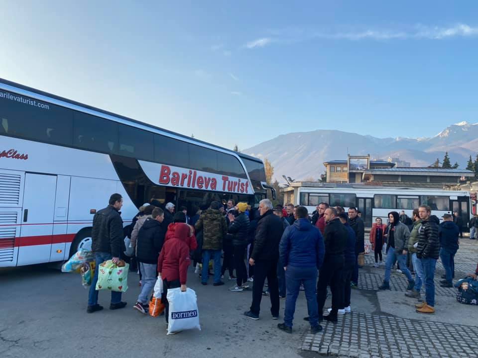 Pas tërmetit, arrijnë familjet e para nga Shqipëria në Pejë