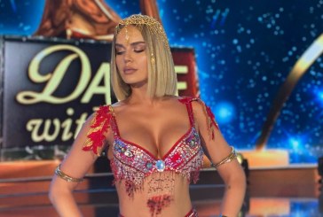 Kejvina na çmendë me performancë, tregon gjoksin sexi