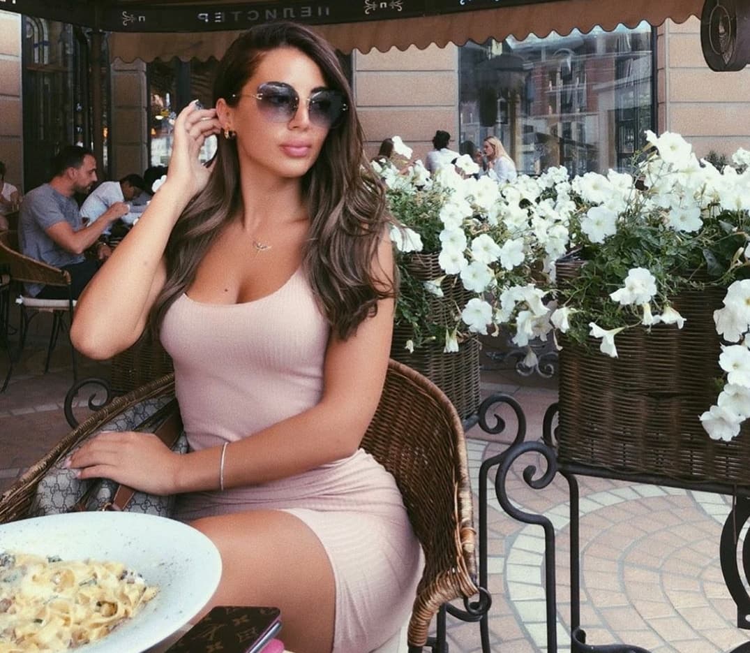 Majlinda shfaqet në drekë më një bukurosh