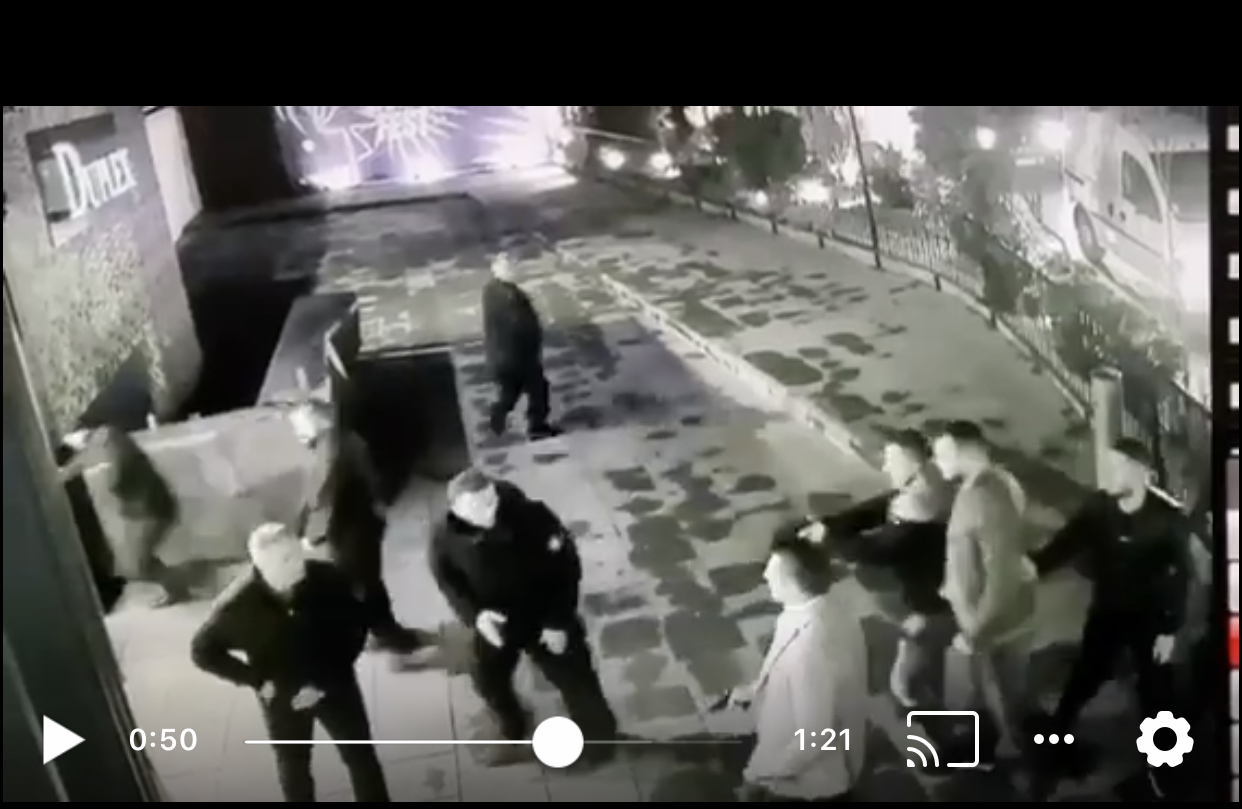 VIDEO e RE, Llepota nxjerr revolen dhe gjuan mbi sigurimin si nëpër filma