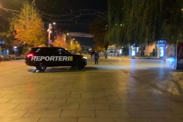 “Kauboji” i Prishtinës, me veturë futet midis sheshit