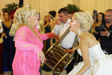 Marina në darkë me Getin dhe familjen e tij, feston ditëlindjen e vjehrrës