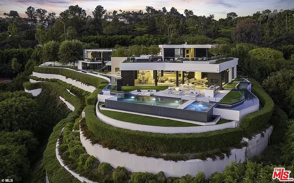 Rezidenca e ëndrrave në Beverly Hills, ku qëndron me qira familja Beckham