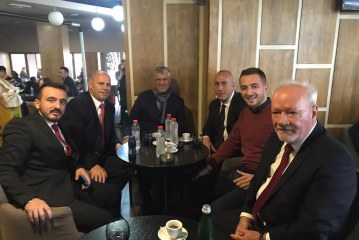 Thaçi e Haradinaj pinë kafe bashkë në Drenas