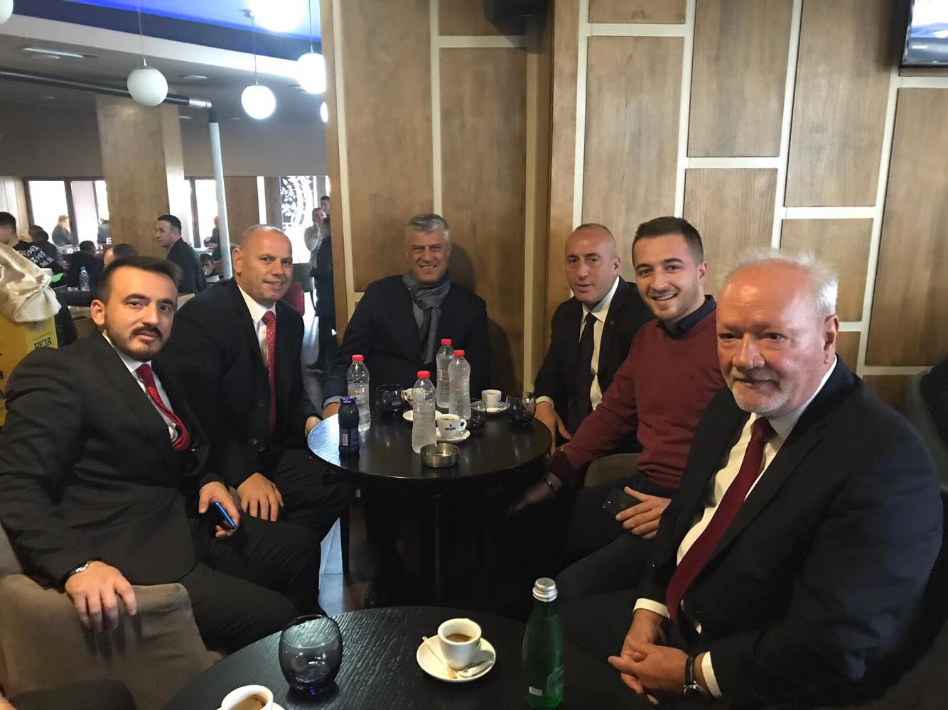 Thaçi e Haradinaj pinë kafe bashkë në Drenas