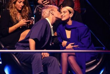 I dashuri i Dua Lipës në qendër të vëmendjes me qorapet e shapkat e ndryshme në EMA