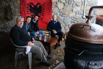 Haradinaj në Gllogjan për pjekjen dhe distilimin e rakisë së shtëpisë