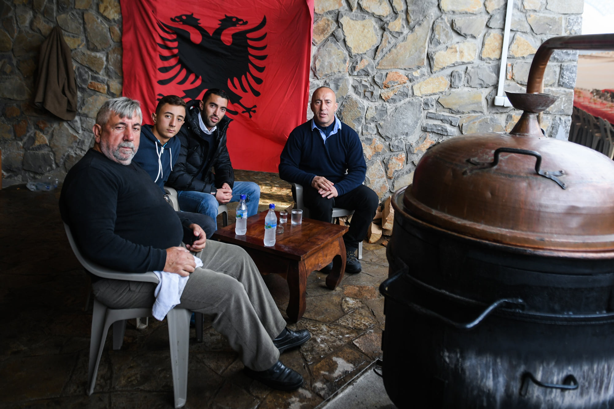 Haradinaj në Gllogjan për pjekjen dhe distilimin e rakisë së shtëpisë
