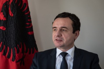 Albin Kurti shkruan fjalë prekëse në Librin e Zisë